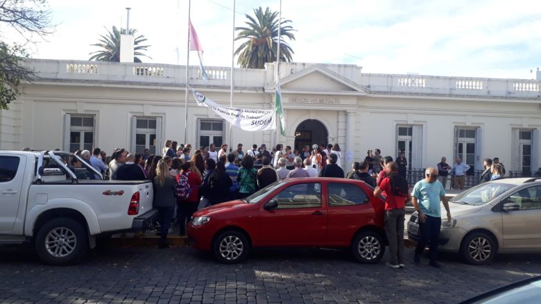 Tras las protestas del gremio de trabajadores municipales se reabrió el diálogo por los cargos 