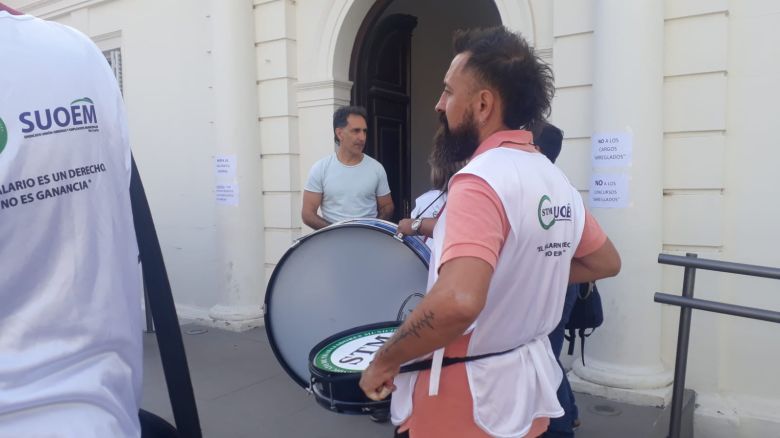 Tras las protestas del gremio de trabajadores municipales se reabrió el diálogo por los cargos 