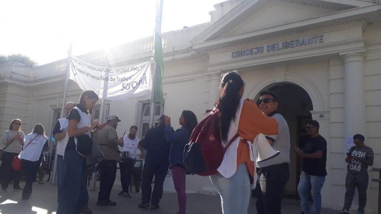 Tras las protestas del gremio de trabajadores municipales se reabrió el diálogo por los cargos 