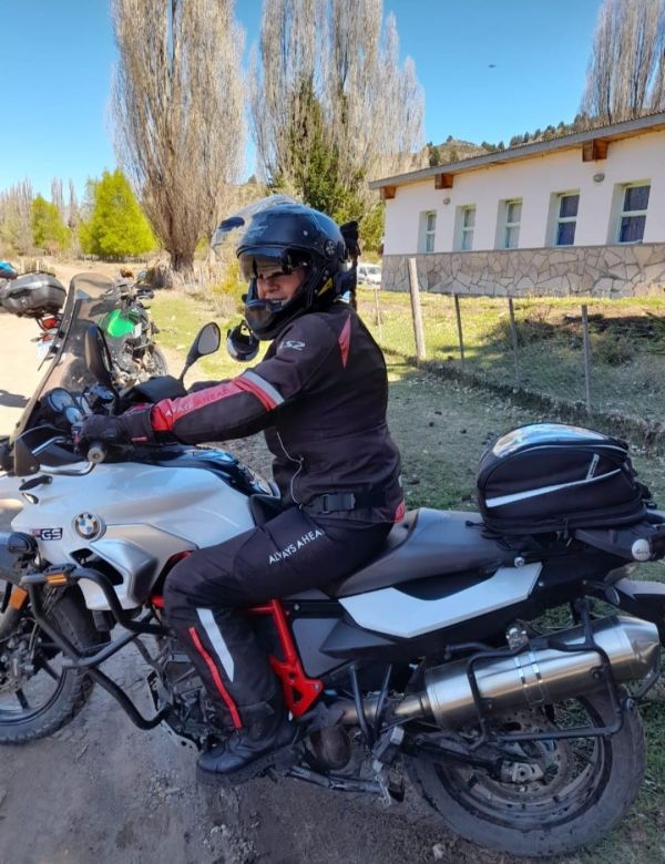 Una “rionegrina” eligió a la moto como su estilo de vida una vez que se jubiló