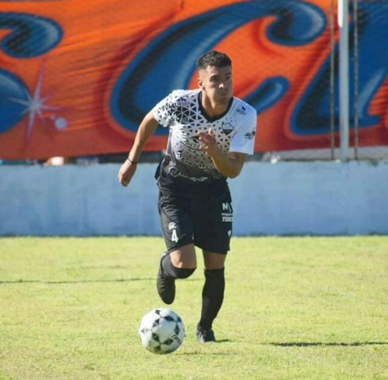 Francis Sosa y el gran presente de Juventud Unida de Baigorria 