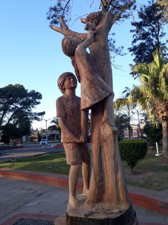 Con un homenaje a las “Maestras del interior”, ganó un concurso internacional de escultores