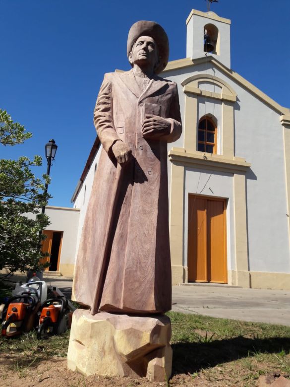 Con un homenaje a las “Maestras del interior”, ganó un concurso internacional de escultores