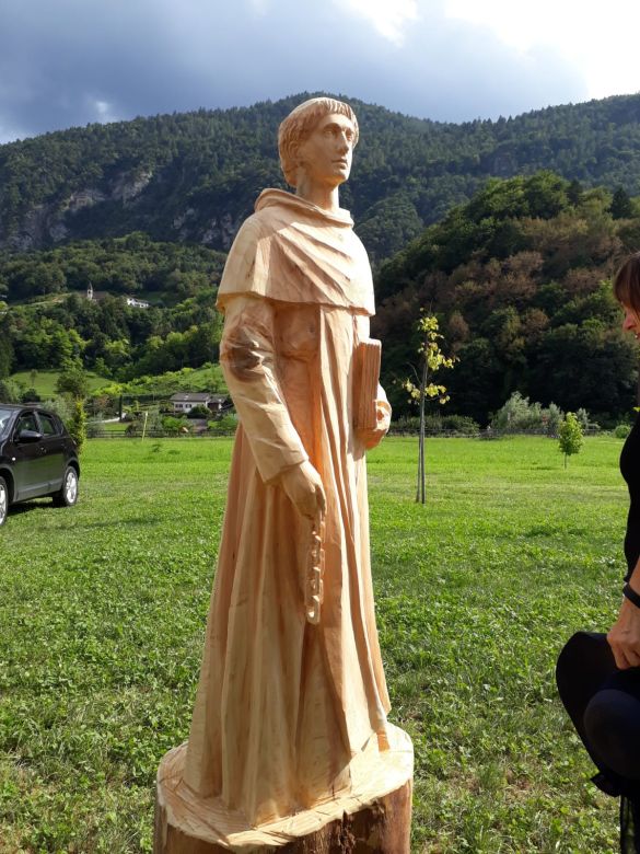 Con un homenaje a las “Maestras del interior”, ganó un concurso internacional de escultores