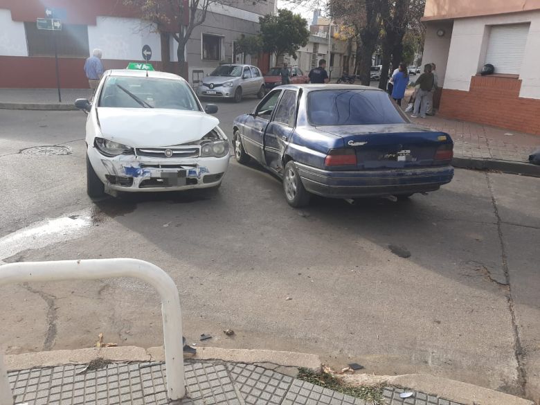 Chocó un remis con otro vehículo en el macrocentro 