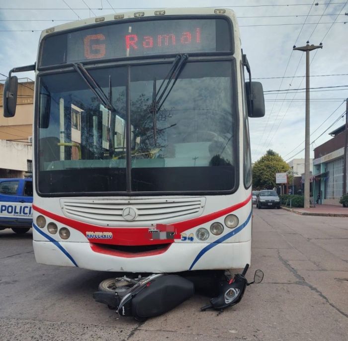 Un colectivo chocó con una moto 