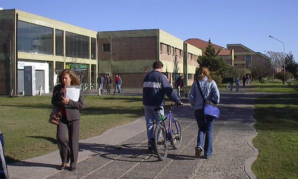 Preocupación en docentes de la UNRC por escasa comprensión de los estudiantes: lo atribuyen al uso abusivo del celular