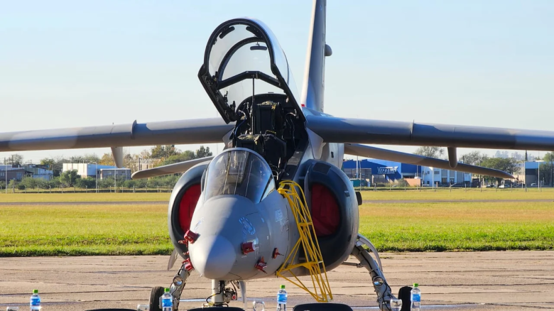 Entregan un avión Pampa III construido en Córdoba a la Fuerza Aérea