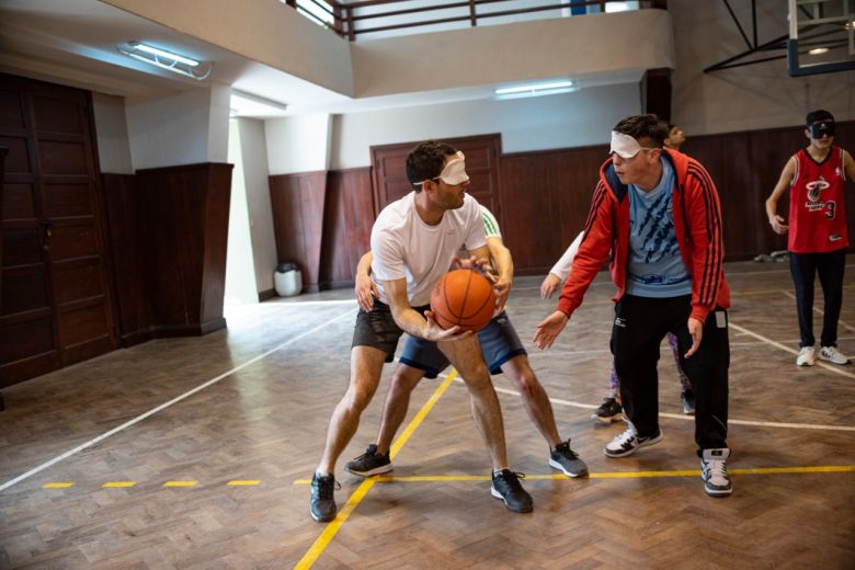 La historia del riocuartense que tiene el Récord Guinness en ser el primer técnico profesional de básquet adaptado