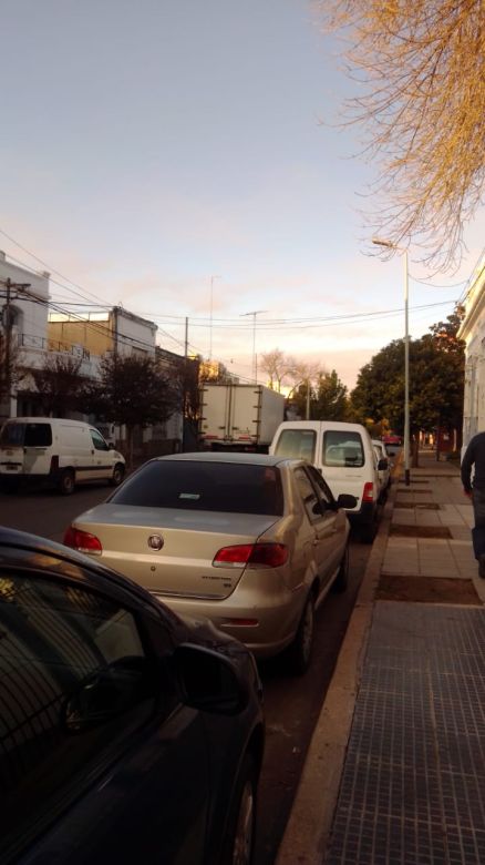 Una motociclista resultó herida al ser golpeada por la puerta de un camión