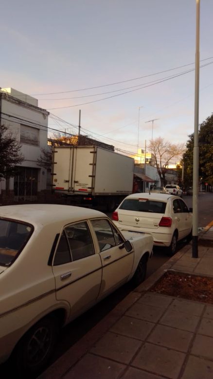 Una motociclista resultó herida al ser golpeada por la puerta de un camión