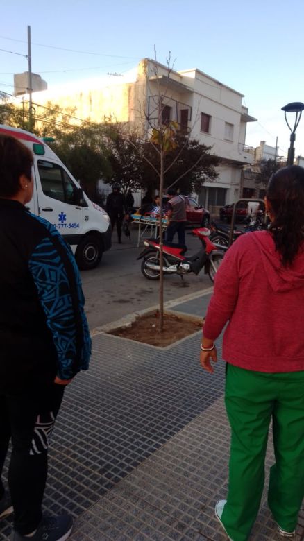 Una motociclista resultó herida al ser golpeada por la puerta de un camión