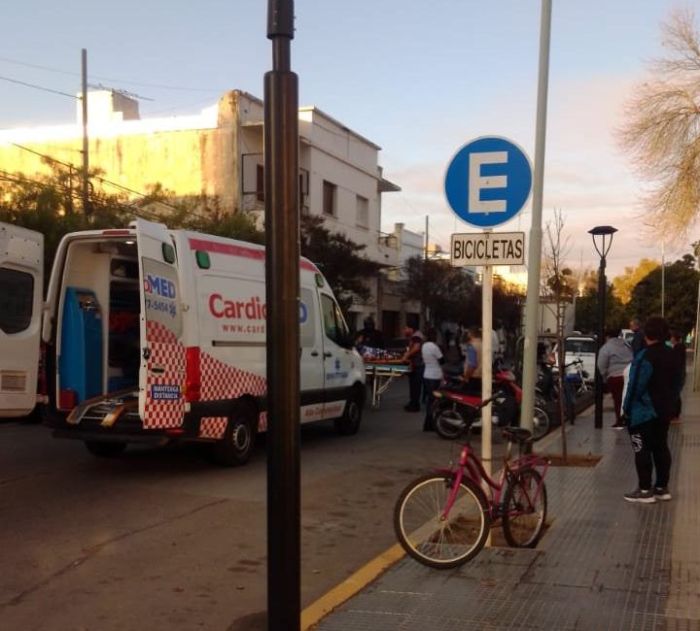 Una motociclista resultó herida al ser golpeada por la puerta de un camión