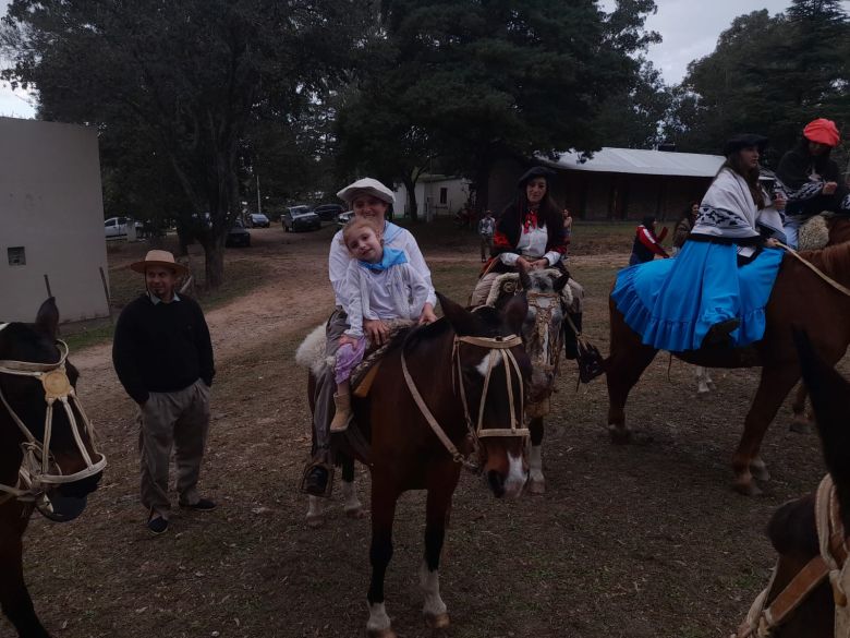 Las Albahacas se prepara para el desfile del 25 de mayo