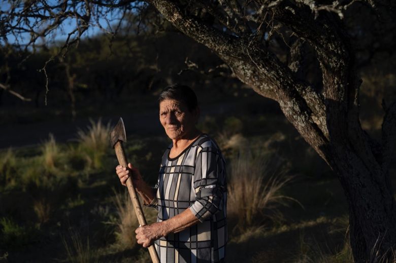 Las hacheras de La Maruja, La Pampa, que dedicaron su vida al monte de caldén