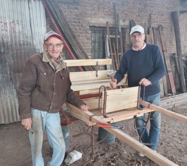 Arreglan carruajes de todo el país en Holmberg; Osvaldo y Hector Fiore 