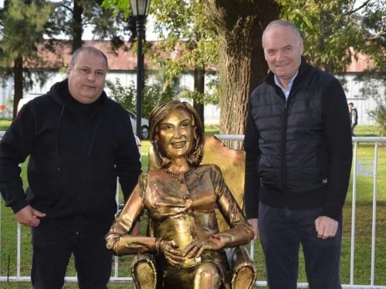 El escultor que quedó en medio de la polémica por el homenaje a Mirtha Legrand en Villa Cañás