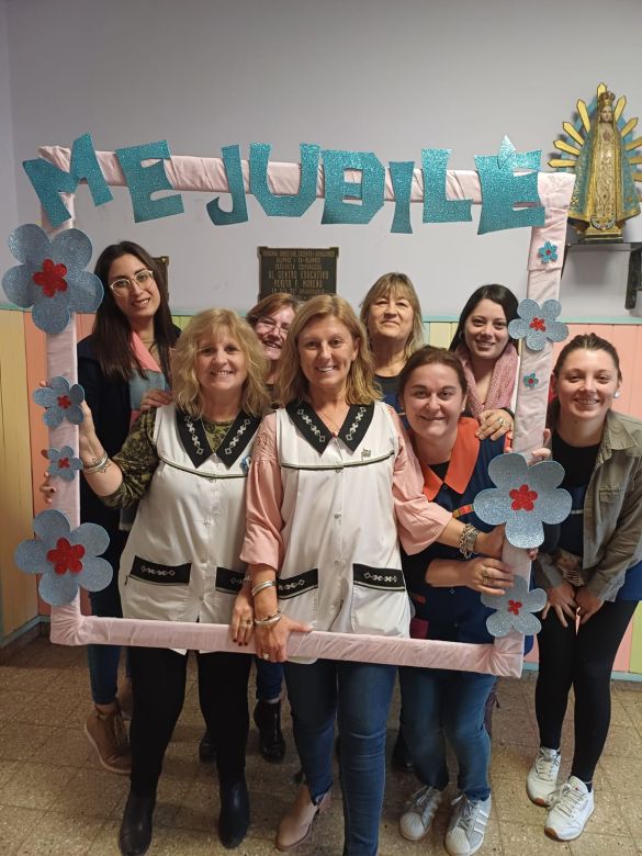 Se jubila de maestra de niños que colmaron de alegría su vida