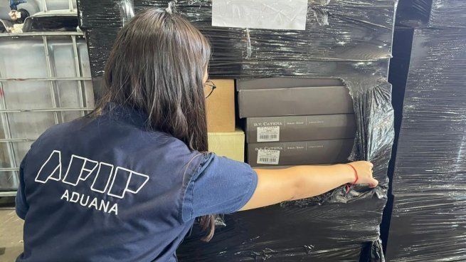 Aduana incautó más de 1.000 paquetes de cigarrillos en un camión que exportaba cal