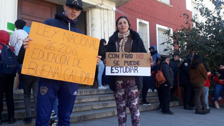 Estudiantes del colegio Nacional reclamaron por falta de calefacción y roturas en las aulas 