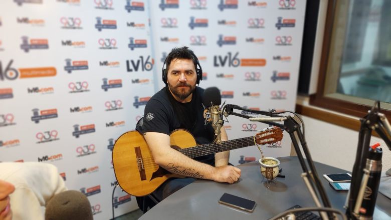 Jonatan Bisotto en el acústico de los viernes