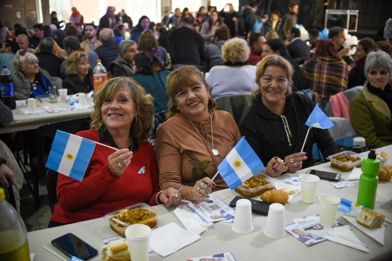 Llaryora llamó a un "riocuartazo" en el cierre de campaña de Hacemos Unidos por Córdoba 