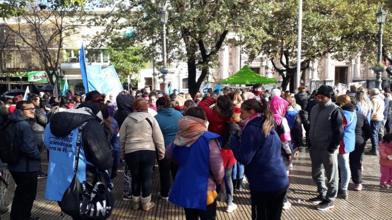 Organizaciones sociales repudian a Gerardo Morales en plaza Roca