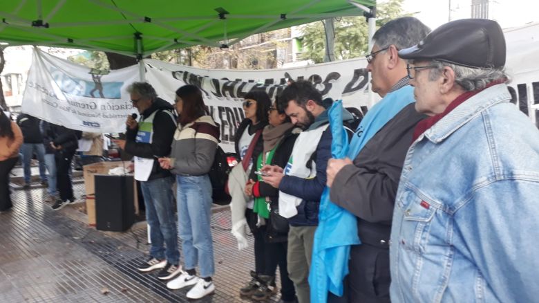 Organizaciones sociales repudian a Gerardo Morales en plaza Roca