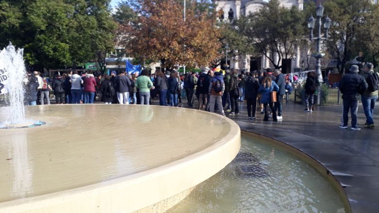 Organizaciones sociales repudian a Gerardo Morales en plaza Roca