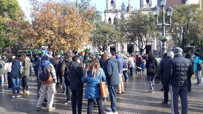 Organizaciones sociales repudian a Gerardo Morales en plaza Roca