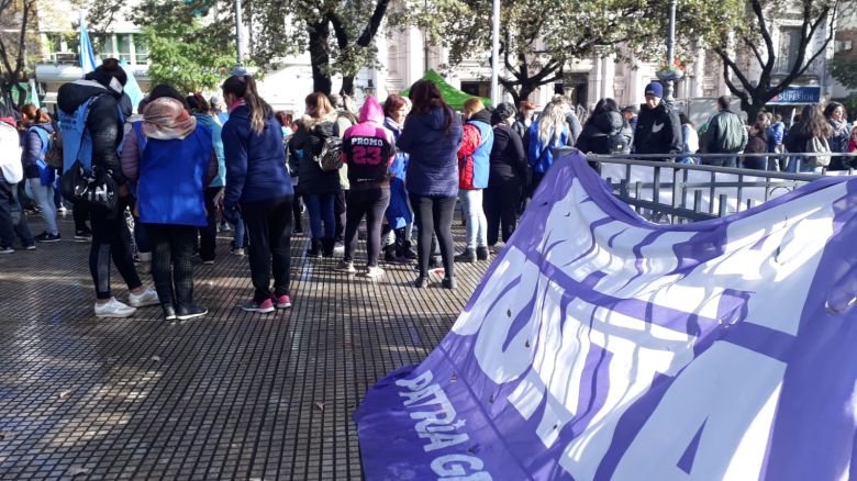 Organizaciones sociales repudian a Gerardo Morales en plaza Roca