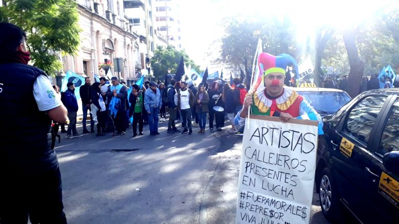 Organizaciones sociales repudian a Gerardo Morales en plaza Roca