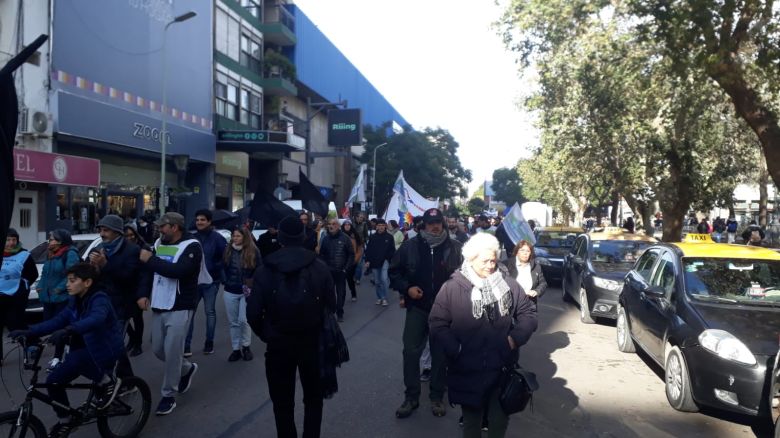 Organizaciones sociales repudian a Gerardo Morales en plaza Roca