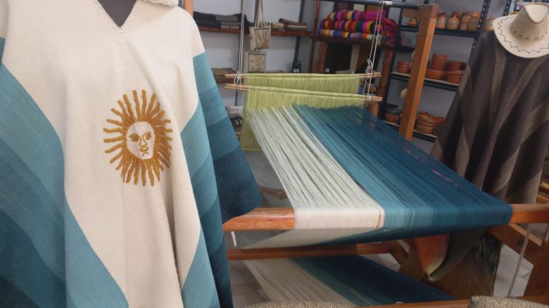 De la mano de sus creadores, los secretos de un poncho maravilloso que vistió Lautaro Martinez