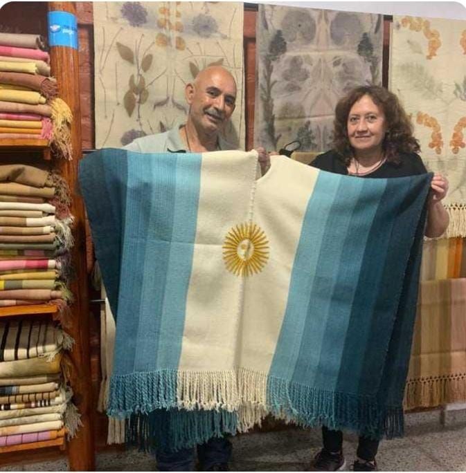 De la mano de sus creadores, los secretos de un poncho maravilloso que vistió Lautaro Martinez