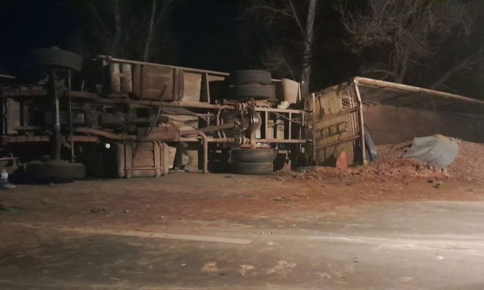 Un camionero lesionado al volcar el camión en General Cabrera