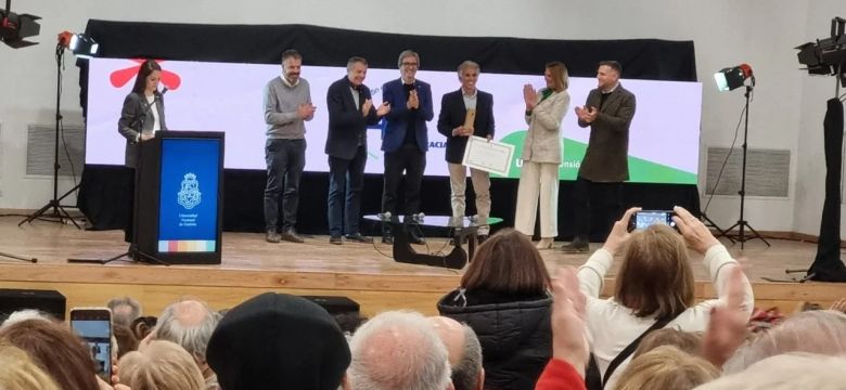 Jairo recibió el Premio Cultura 2023 en el Paseo Córdoba de la Nueva Andalucía 