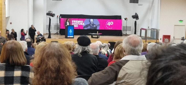 Jairo recibió el Premio Cultura 2023 en el Paseo Córdoba de la Nueva Andalucía 