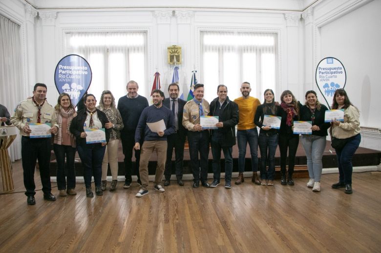 Entregan certificados a jóvenes que se capacitaron en RCP y primeros auxilios