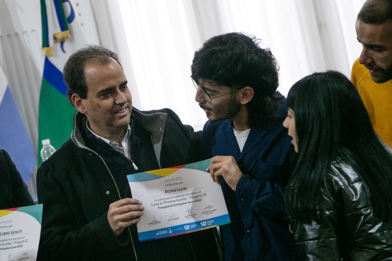 Entregan certificados a jóvenes que se capacitaron en RCP y primeros auxilios