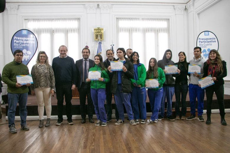 Entregan certificados a jóvenes que se capacitaron en RCP y primeros auxilios