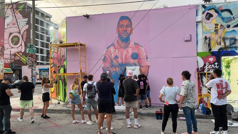 El primer artista que pintó a Messi con la camiseta del Inter en Miami