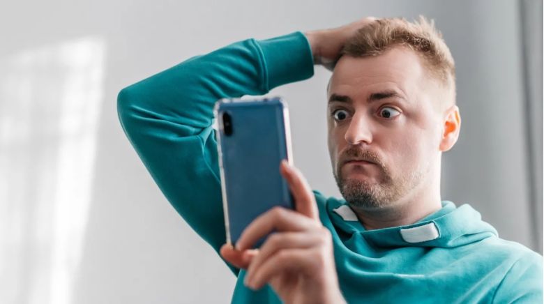 ¡Atención! Podrían estar espiándote con la cámara del celular: 4 señales para darte cuenta 