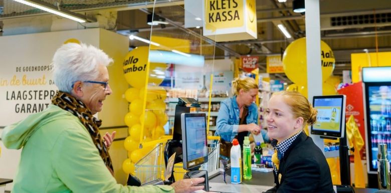 Una cadena de supermercados puso "cajas lentas" para que clientes solos tengan con quién hablar