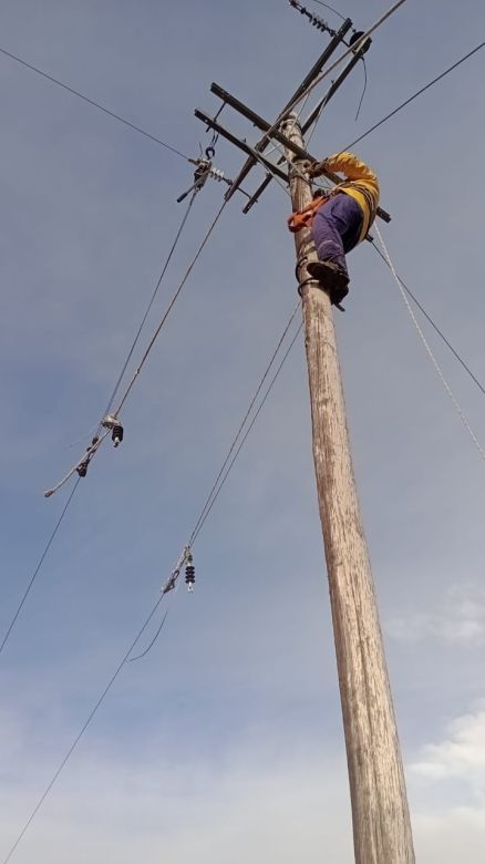 A caballo y con un río desbordado restituyeron la luz a vecinos aislados 