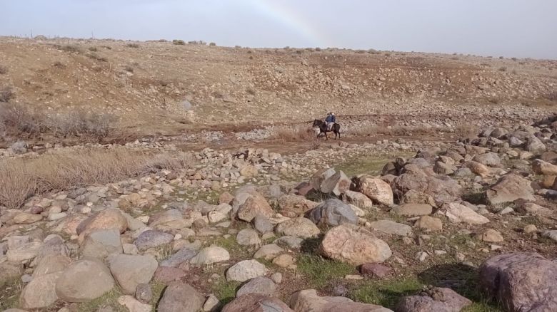 A caballo y con un río desbordado restituyeron la luz a vecinos aislados 