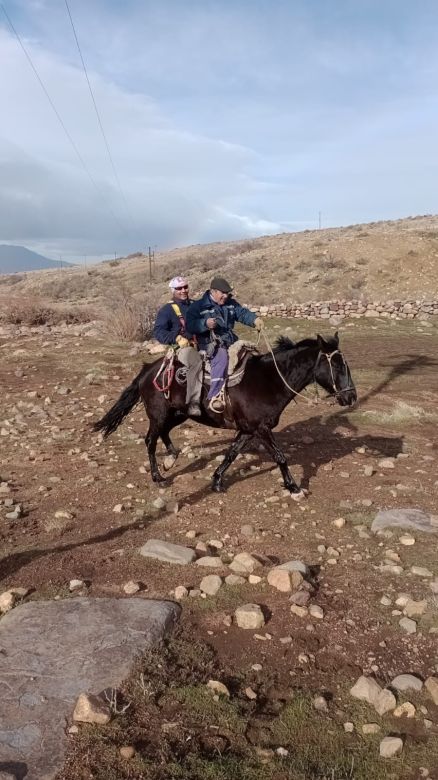 A caballo y con un río desbordado restituyeron la luz a vecinos aislados 