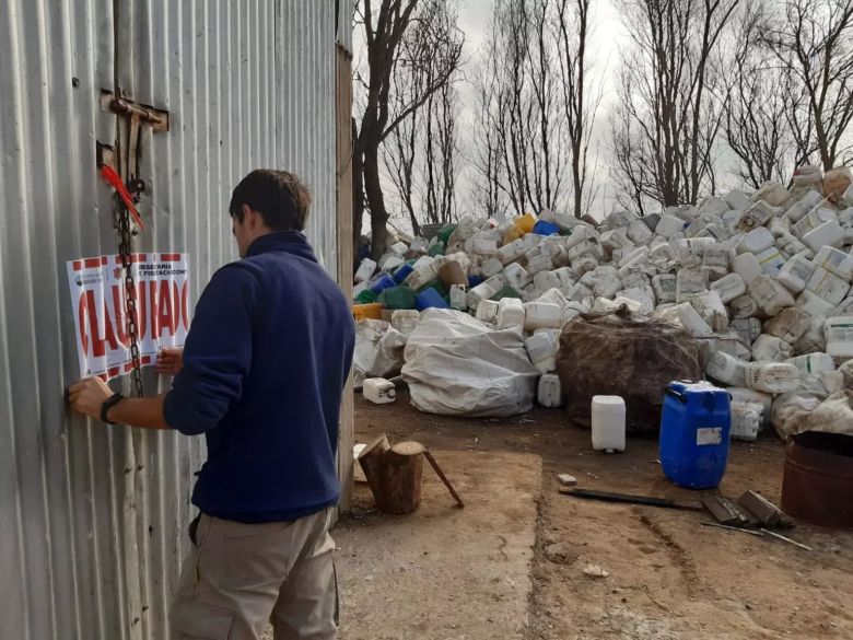 El Gobierno de Córdoba clausuró un depósito ilegal de envases vacíos de fitosanitarios