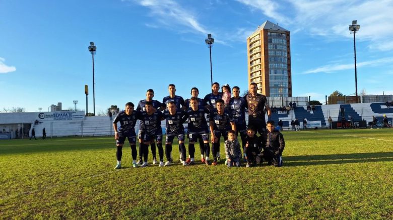 Atenas ganó dos partidos en fila por primera vez y se metió en zona de clasificación