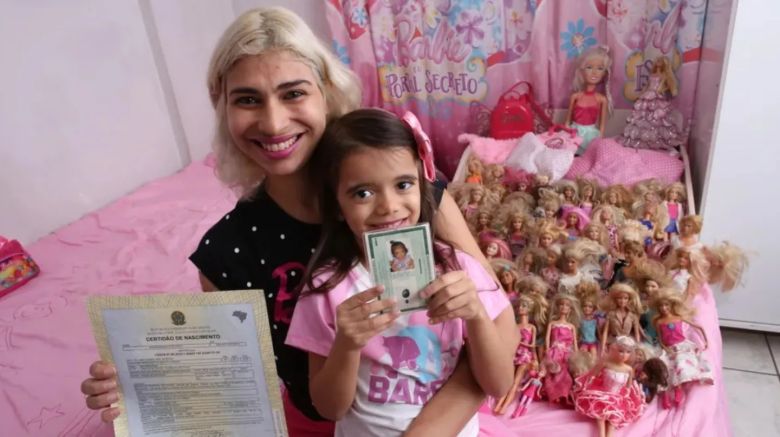 Es fanática de Barbie, vive en un mundo rosa y le puso el nombre de la muñeca a su hija 